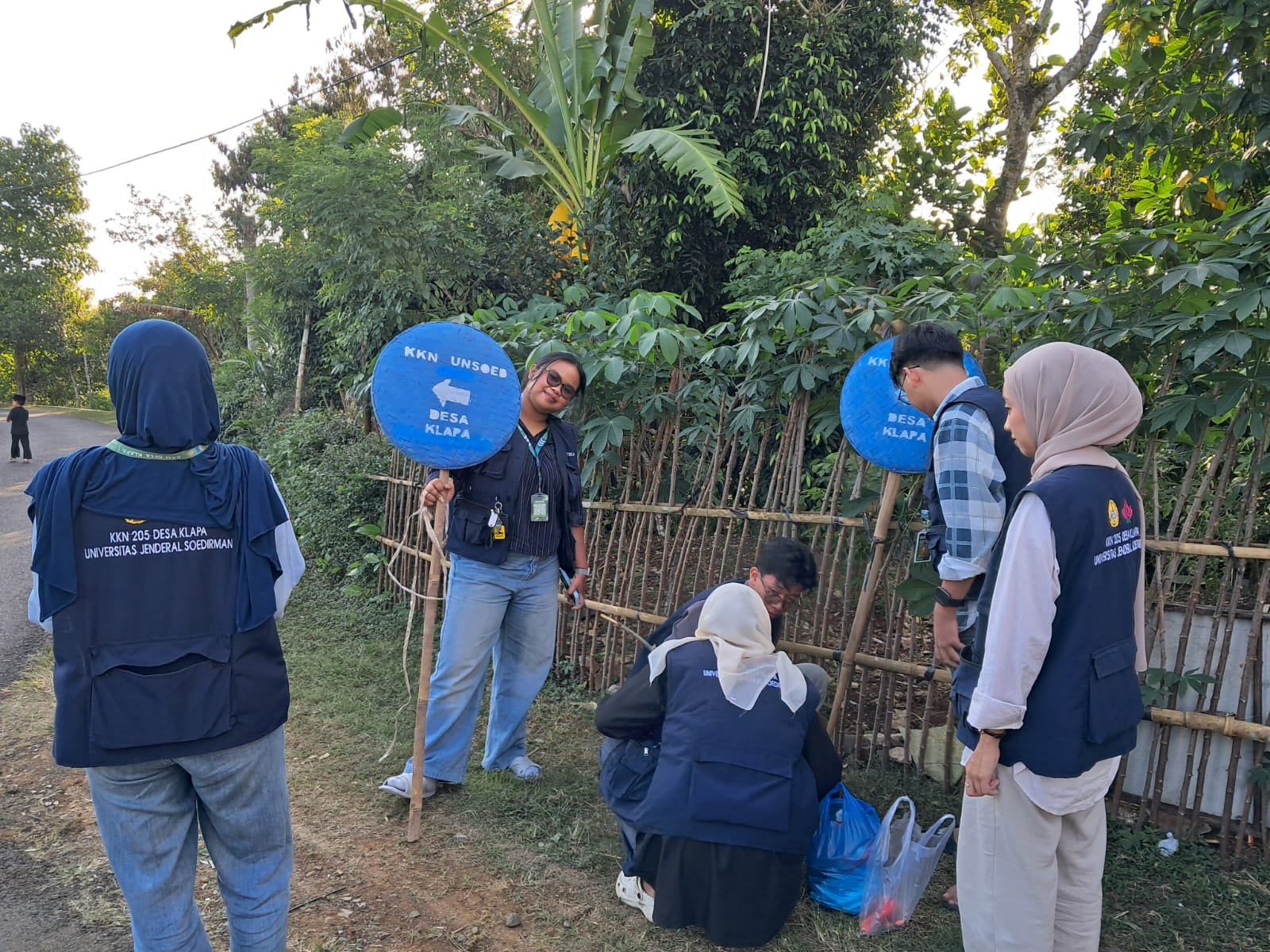 Pemasangan Tampah Arah Posko KKN