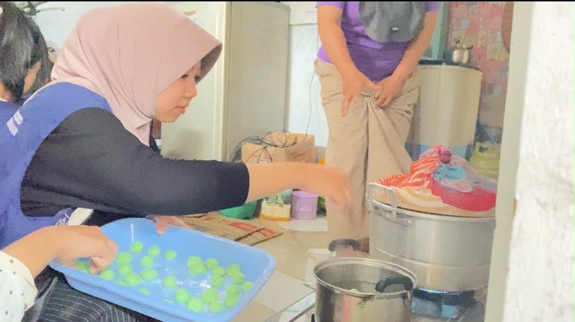 Partisipasi dalam Kegiatan Sosial dan Membantu Memasak Bersama Warga sebagai Upaya Penguatan Hubungan dengan Masyarakat Desa