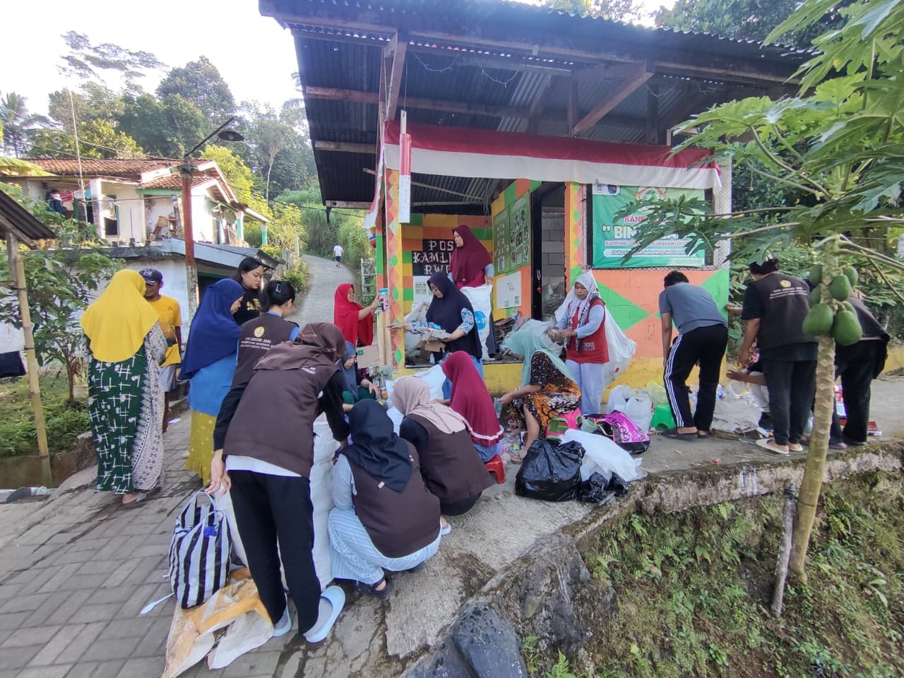 Pengumpulan dan Pemilahan Sampah di Bank Sampah