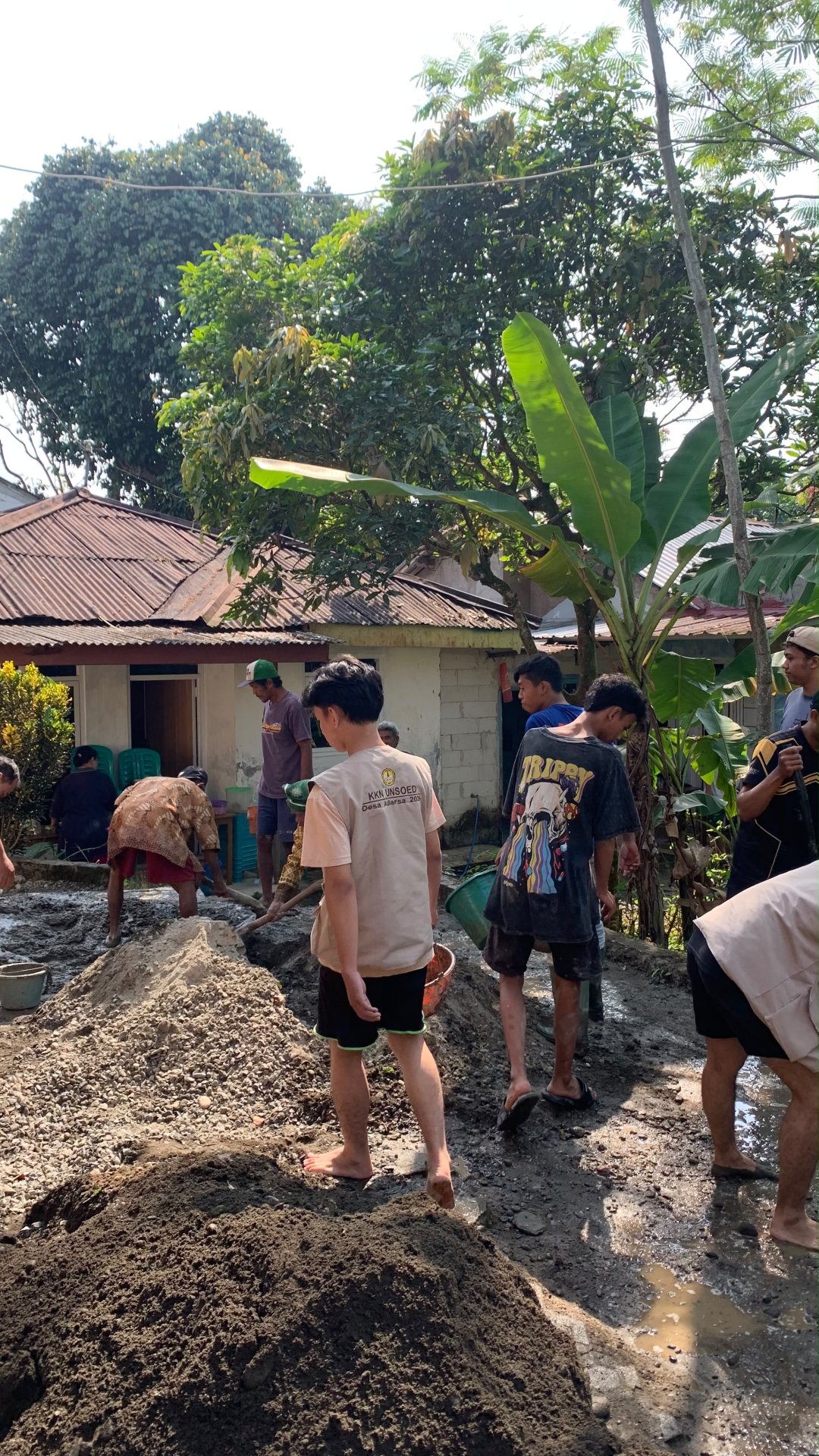 Kerja Bakti Membangun Jalan Desa Adiarsa