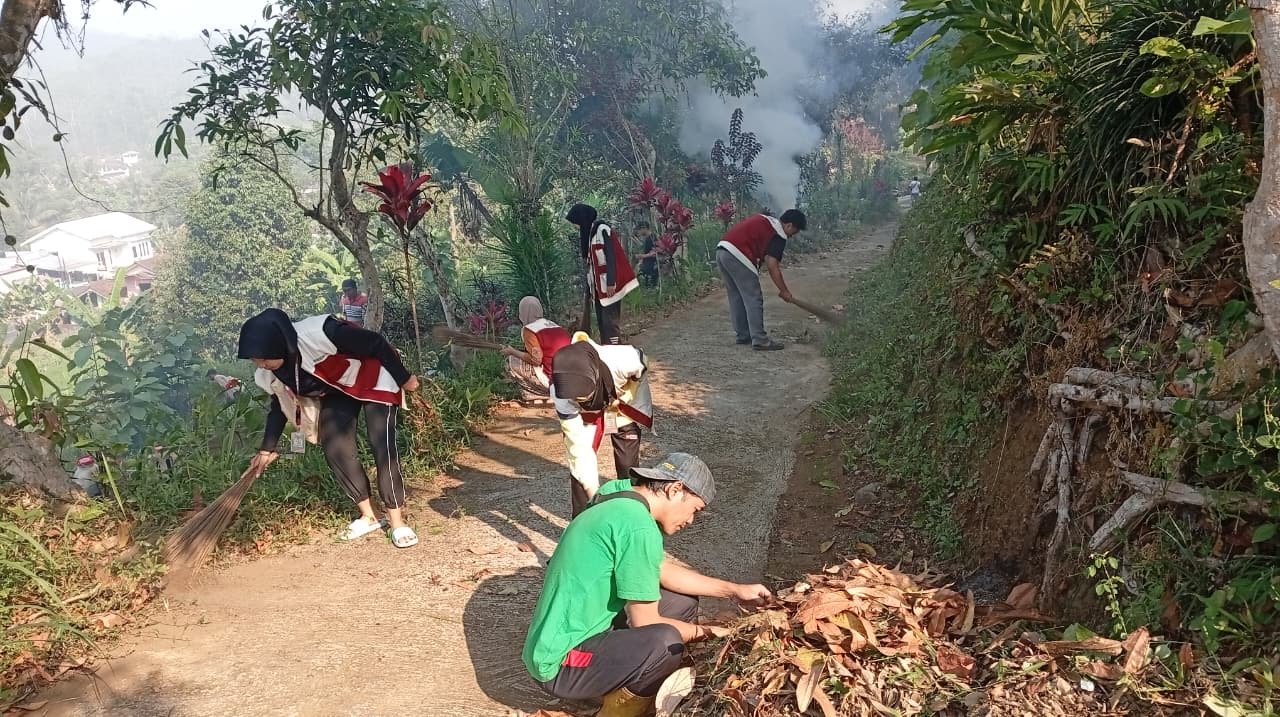 Kegiatan Hari Ke-5, Kerja Bakti Membersihkan Area Makam Desa