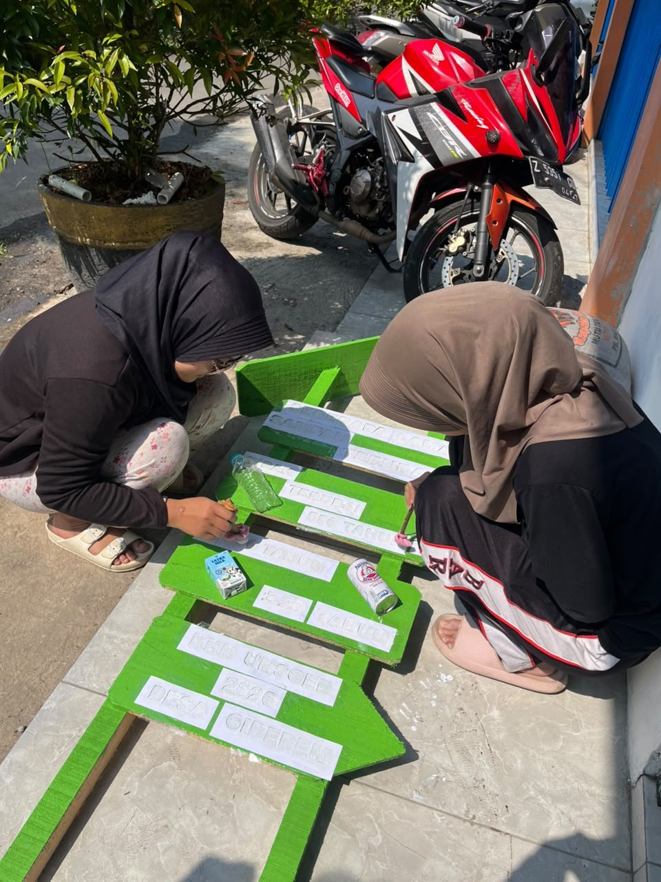 Pembuatan Papan Edukasi Waktu Dekomposisi Sampah