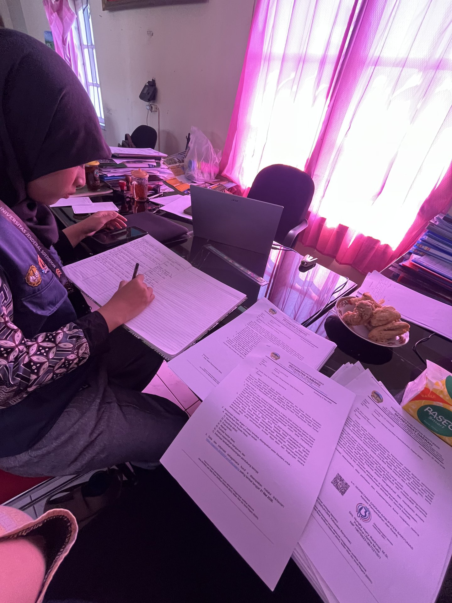 Kegiatan KKN Desa Limpakuwus Hari Ke-8: Piket Desa