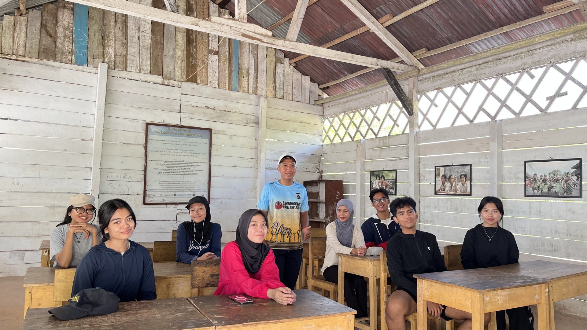 Jogging pagi bersama Pak Kadus, mengunjungi Replika SD Laskar Pelangi (SD Muhammadiyah Gantong)