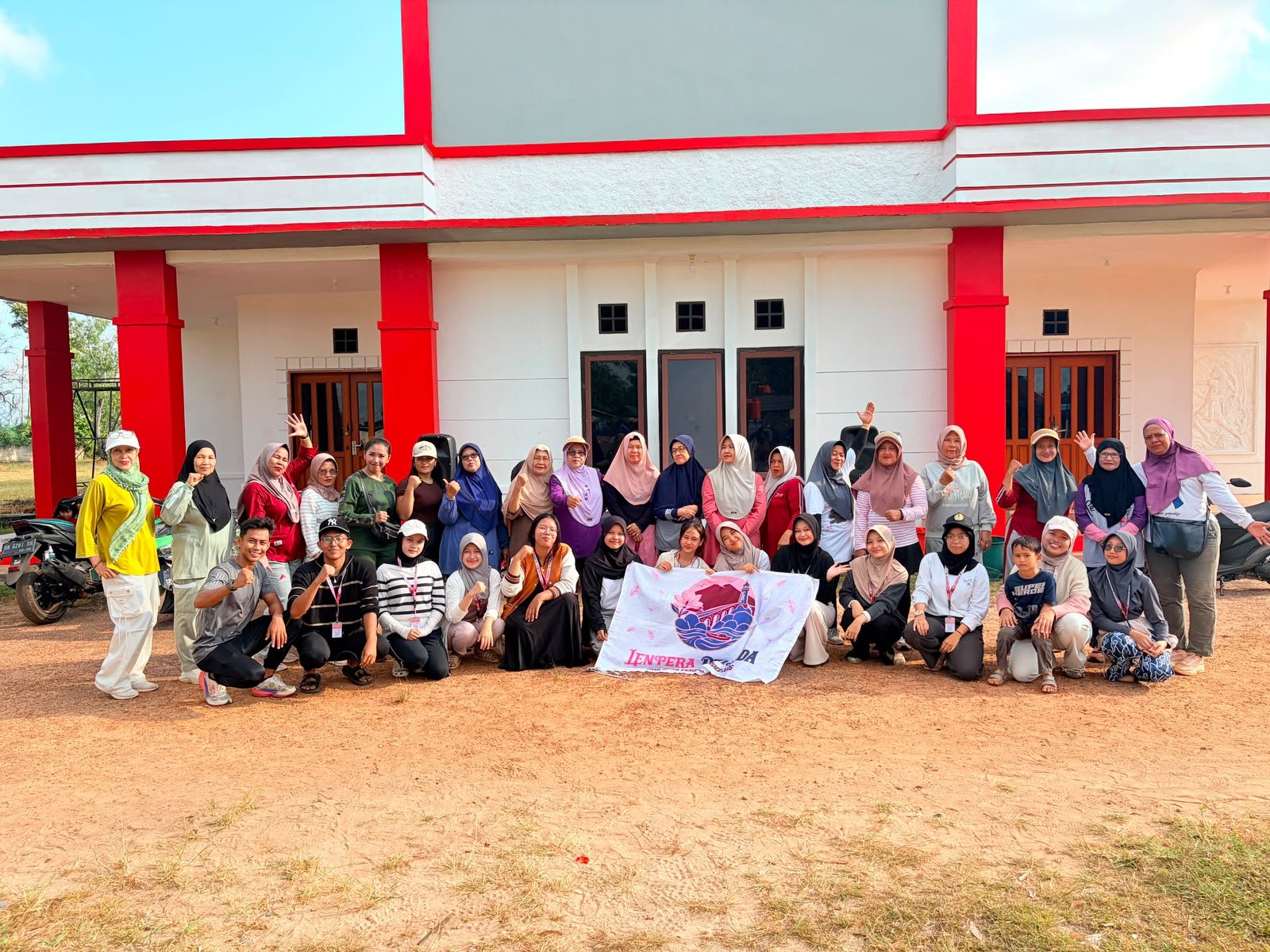 Day 8 Senam Bersama Komunitas-Komunitas Ibu-Ibu Kecamatan Gantung