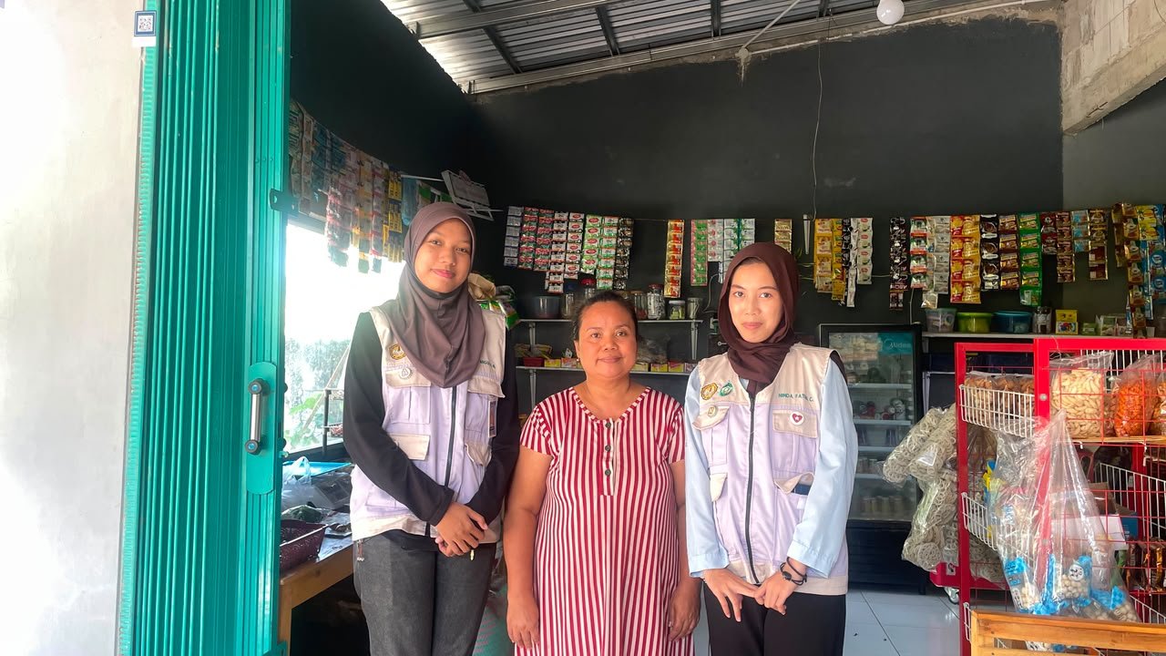 Pendataan Google Bussines Profile pada pemilik Usaha Mikro, Kecil, dan Menengah (UMKM) di Desa Ciberem