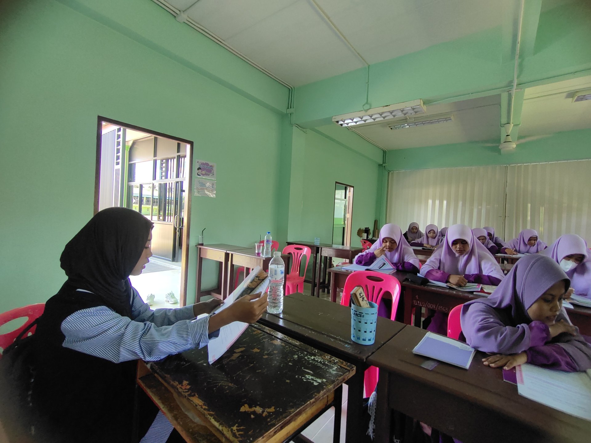 Mengajar Pembiasaan Keagamaan dan Bahasa Inggris di Islamic Burapha School
