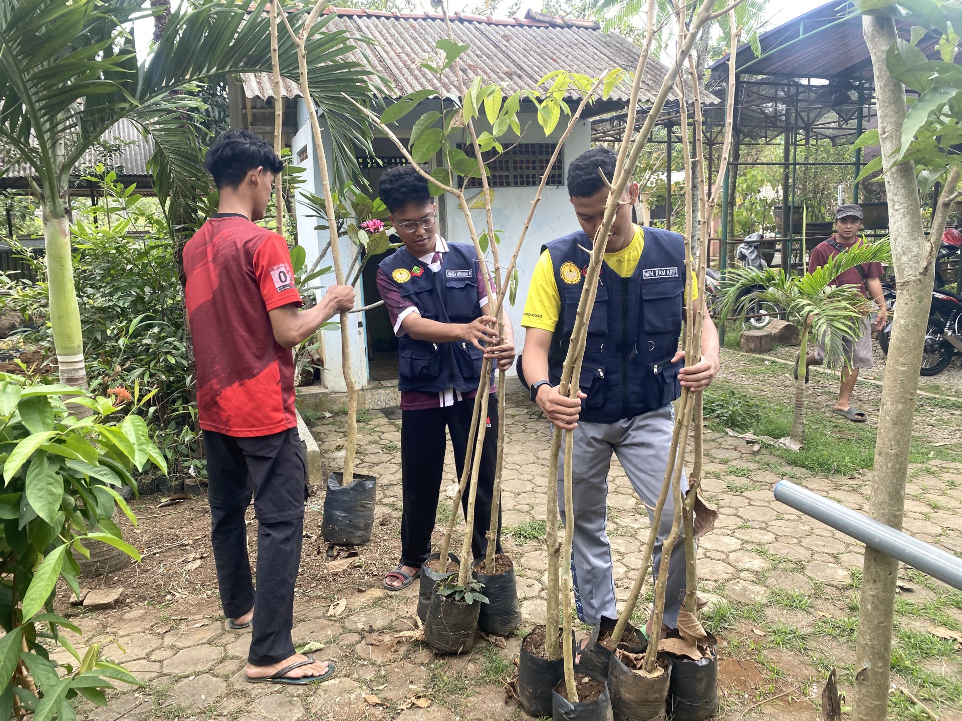 1. Pelatihan Bencana Kebakaran 2. Pengambilan bibit tanaman di Dinas Lingkungan Hidup (DLH)