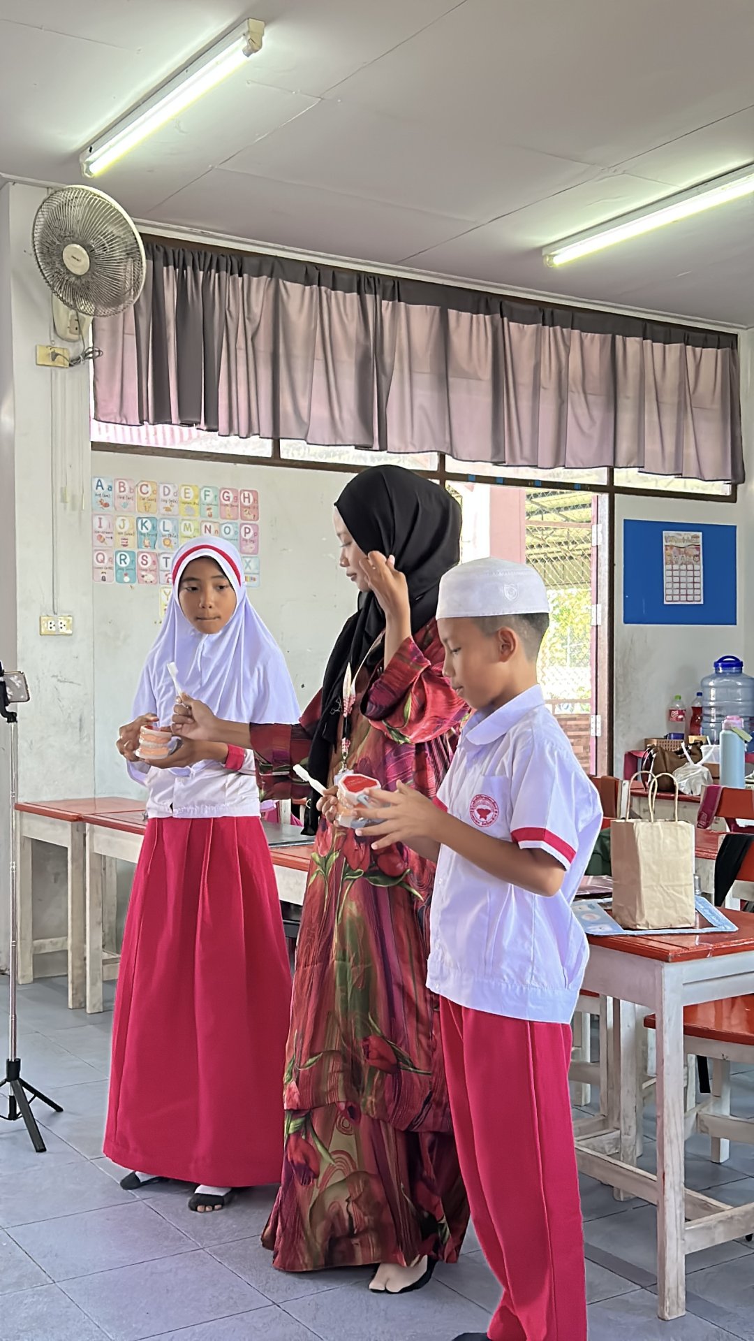 Mengajarkan pentingnya kebersihan gigi