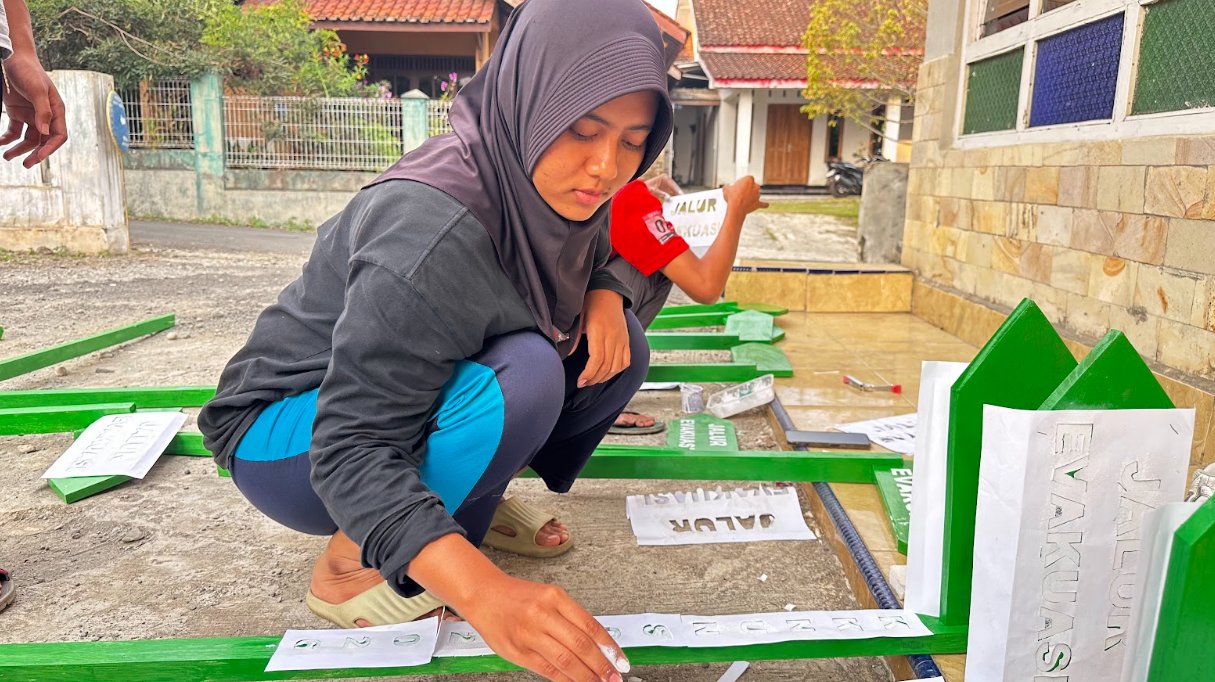 1. Pembuatan Rambu Jalur Evakuasi dan Titik Kumpul