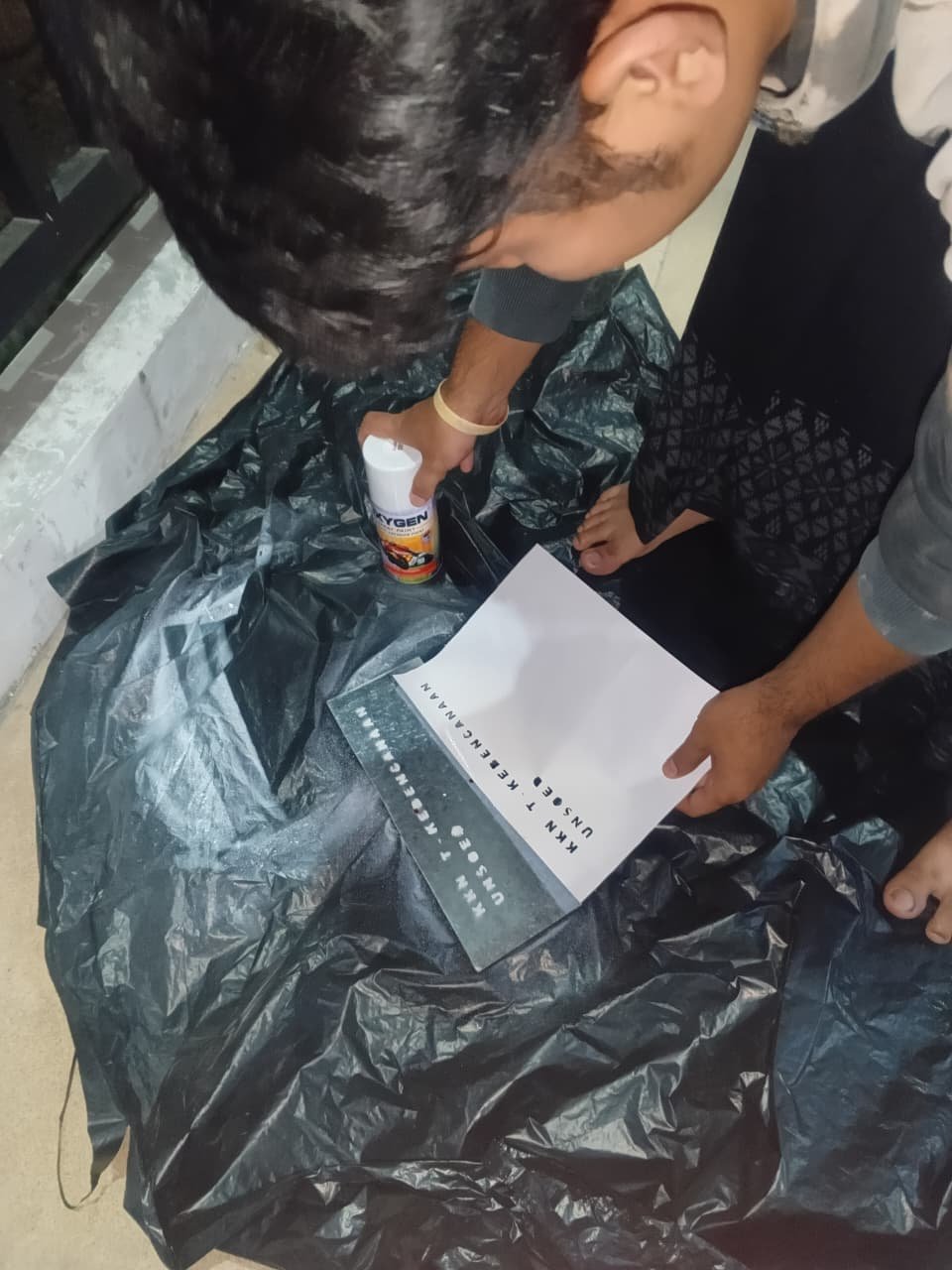Pengecatan Plat Besi untuk Tanda Jalur Evakuasi
