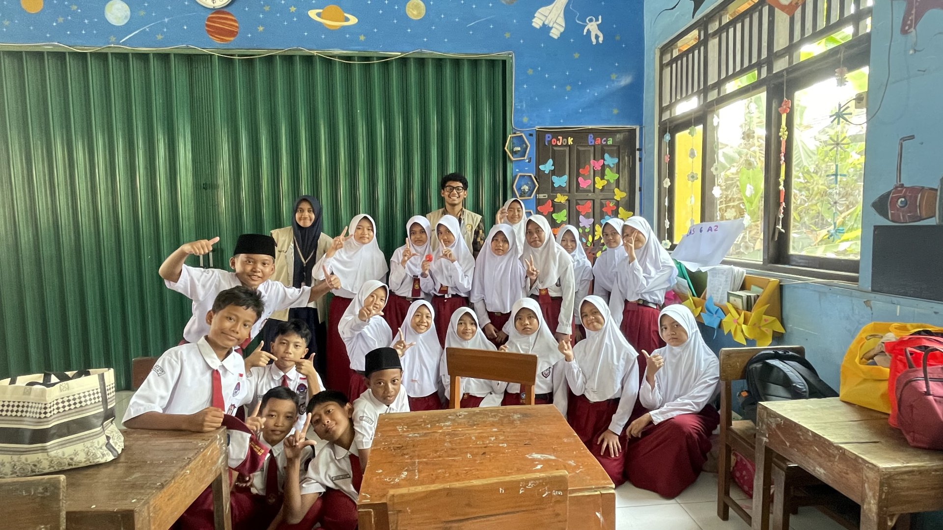 Membuat Proyek Berbasis Isi Buku Bacaan Hari ke-2 di SDN 1 Sampang, Evaluasi dan Rapat Koordinasi, serta Amplifikasi