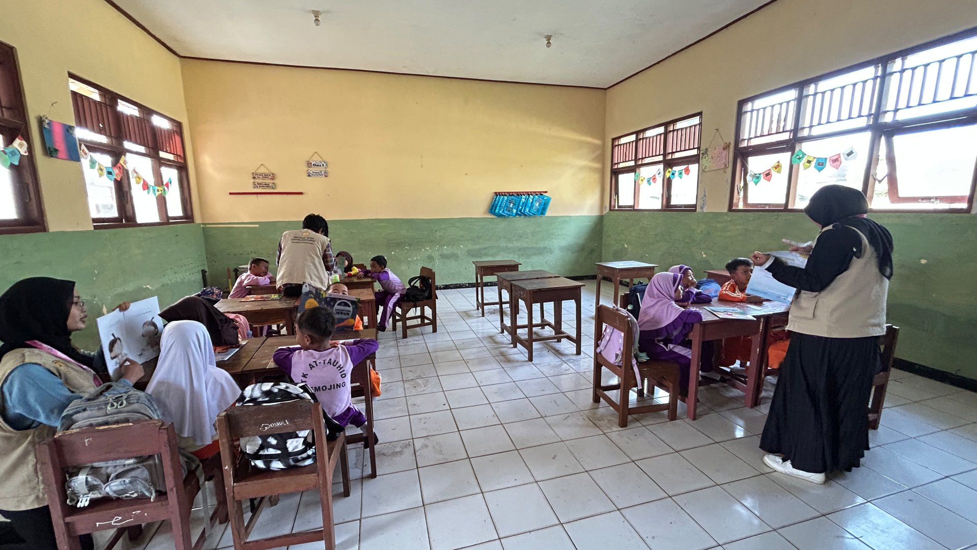 PROGRAM KERJA KKN TEMATIK LITERASI KELOMPOK 28 | PELAKSANAAN PROGRAM CERDAS MENGULAS BUKU DI SDN 2 KEMOJING