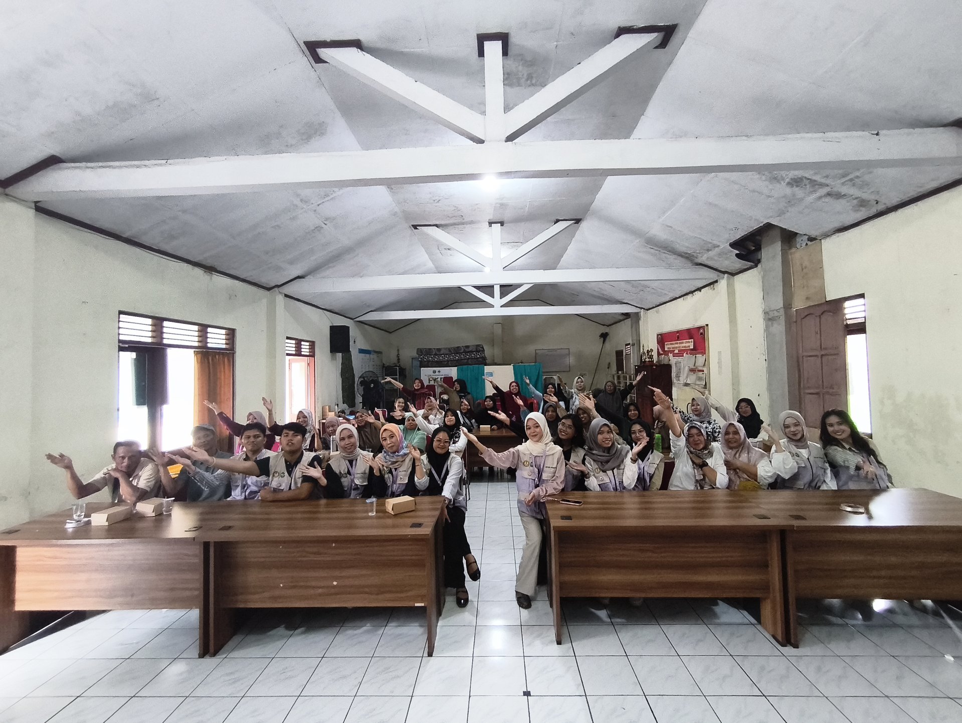 Sosialisasi Strategi Peningkatan Pemasaran Digital bagi UMKM dan Demonstrasi Pembuatan Pupuk Organik Cair (POC) dari Limbah Cair Tahu di Desa Ciberem
