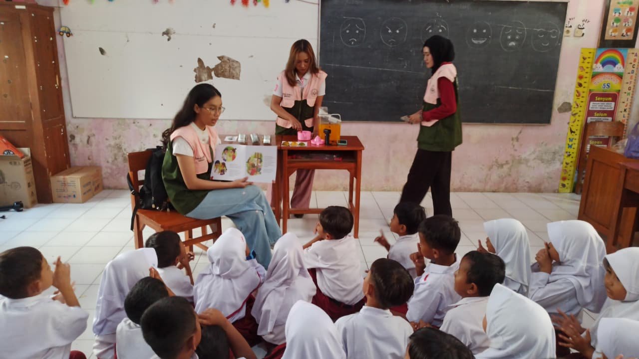 Hari Pertama Program Kerja Membuat Proyek Berbasis Buku Bacaan dan Membaca Nyaring di SDN Karangmangu 04