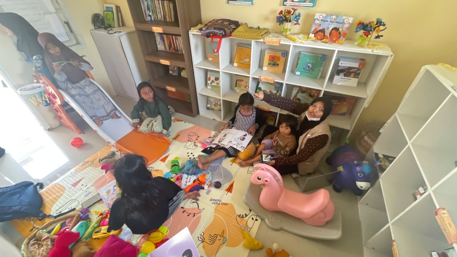 Kelompok 47 KKN Literasi Siapkan Lentera Desa dan Laksanakan Layanan Perpustakaan Desa Perpustakaan Desa