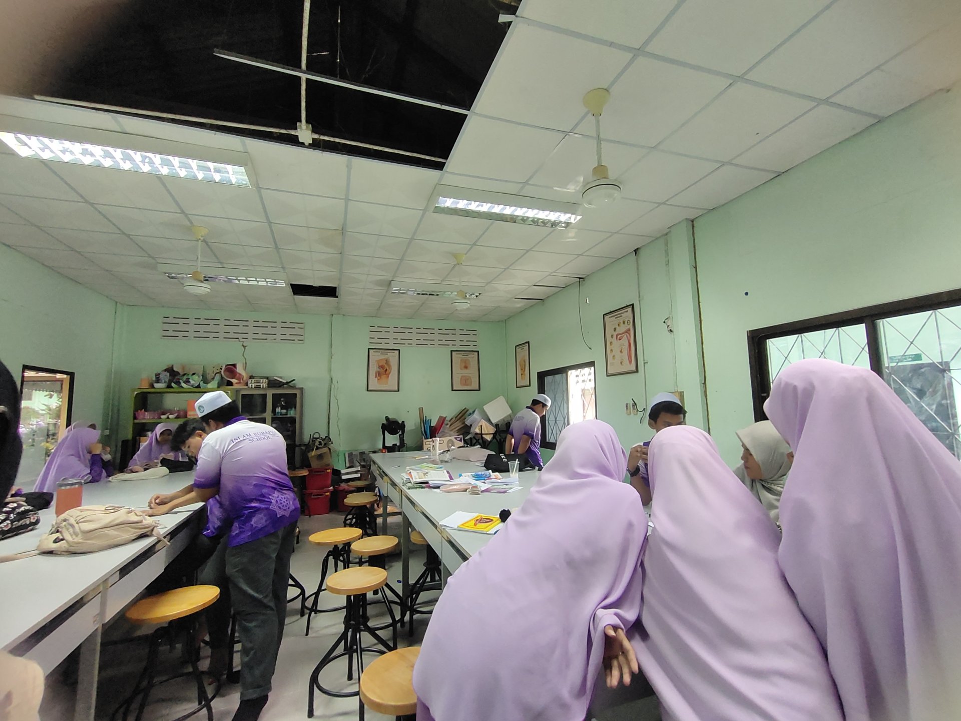 Mendampingi Eksperimen Sains Siswa Islam Burapha School Wittya