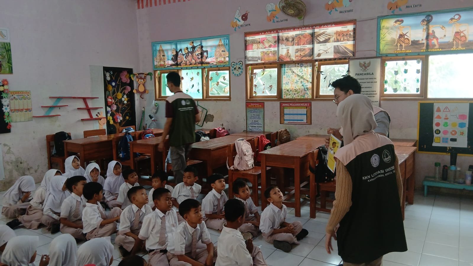 Hari Kedua Program Kerja Membuat Proyek Berbasis Buku Bacaan dan Membaca Nyaring di SDN Karangmangu 04