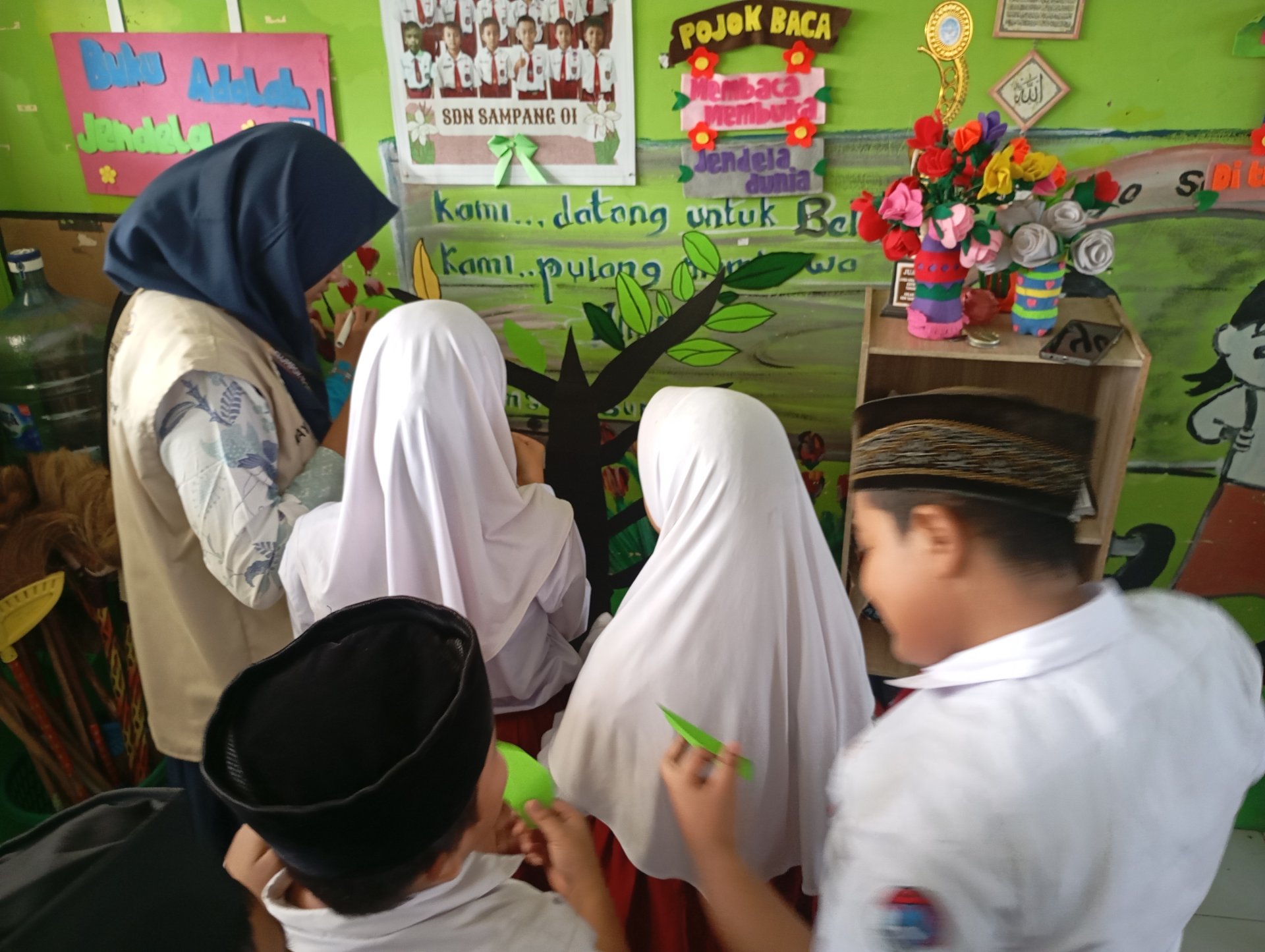 Membuat Proyek Berbasis Isi Buku Bacaan Day 3, Kunjungan Literasi ke Perpustakaan Desa/TBM, Evaluasi, dan Amplifikasi Program KKN Literasi Desa Sampang