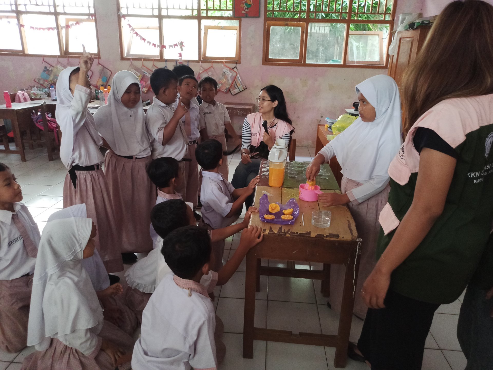 Hari Ketiga Program Kerja Membuat Proyek Berbasis Buku Bacaan dan Membaca Nyaring di SDN Karangmangu 04