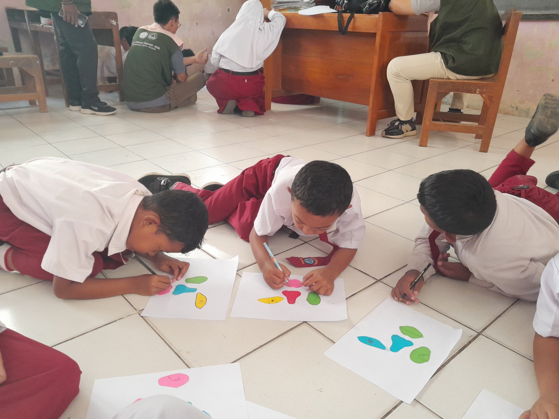 Hari Keempat Program Kerja Membuat Proyek Berbasis Buku Bacaan dan Membaca Nyaring di SDN Karangmangu 04