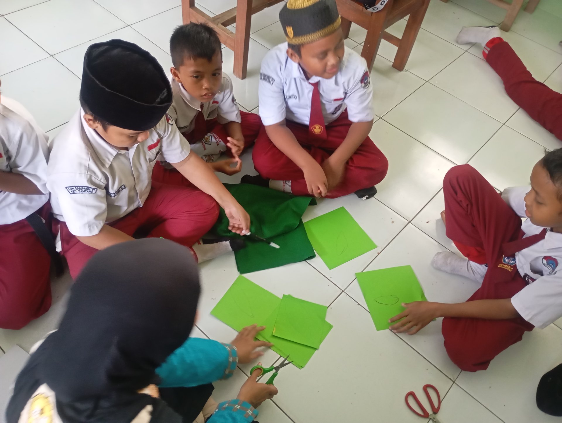 Membuat Proyek Berbasis Isi Buku Bacaan Hari ke 4 di SDN 1 Sampang, Gladi Resik Jalan Santai Desa Sampang, Evaluasi, dan Amplifikasi Program KKN Literasi Desa Sampang