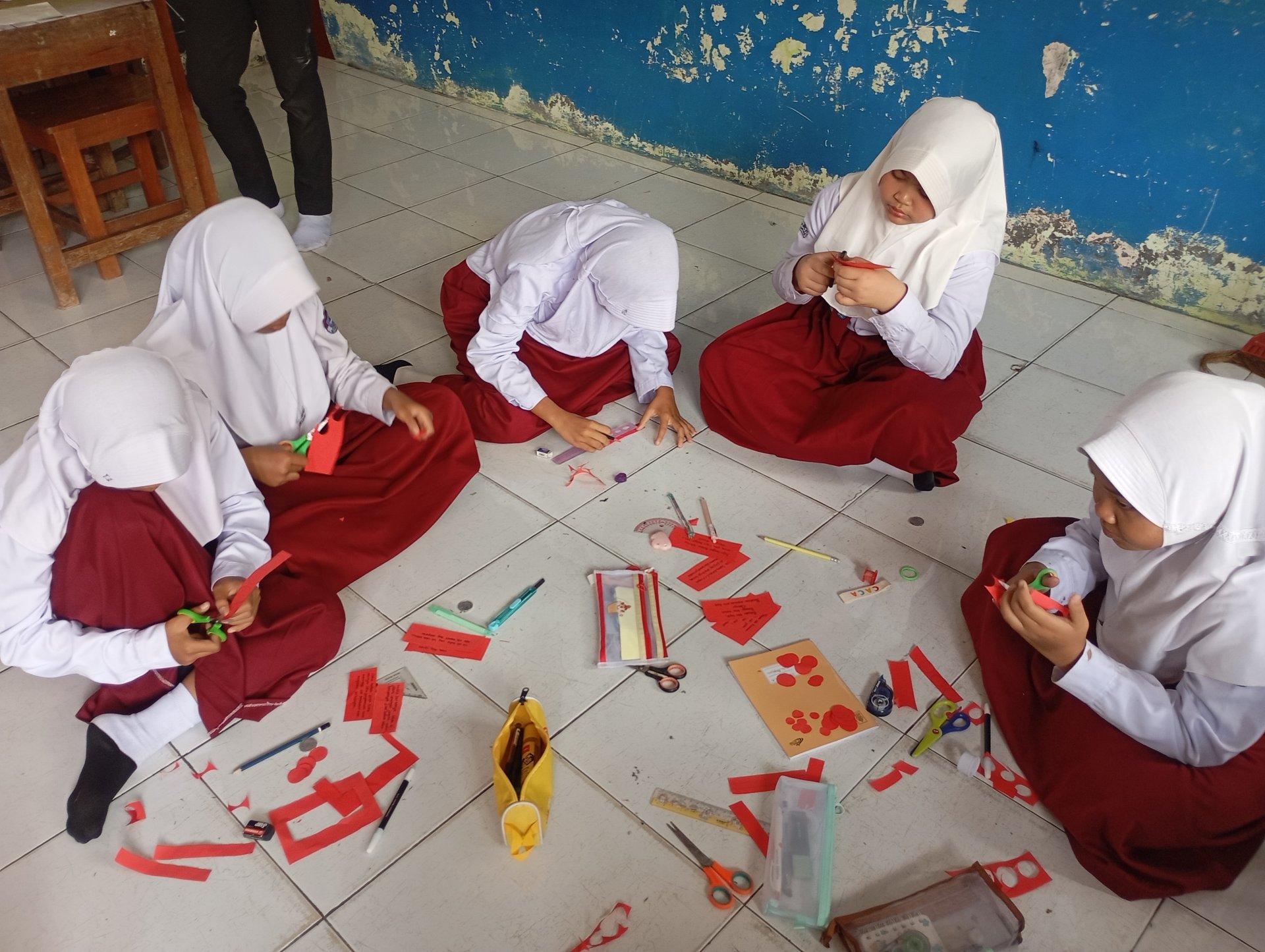 Membuat Proyek Berbasis Isi Buku Bacaan Day 5 di SDN 1 Sampang, Pematerian Pramuka, Evaluasi, dan Amplifikasi Program KKN Literasi Desa Sampang