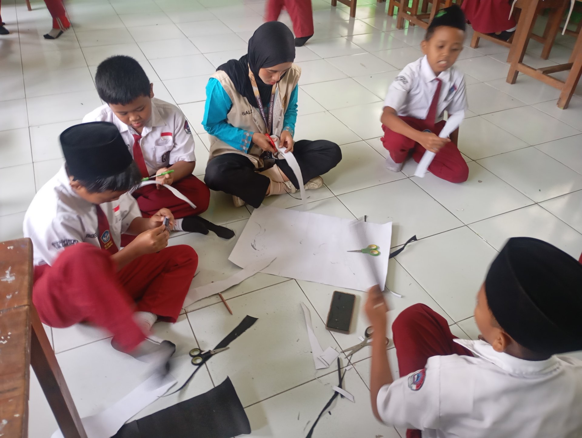 Membuat Proyek Berbasis Isi Buku Bacaan Hari ke 6 di SDN 1 Sampang, Evaluasi dan Rapat Koordinasi, serta Amplifikasi