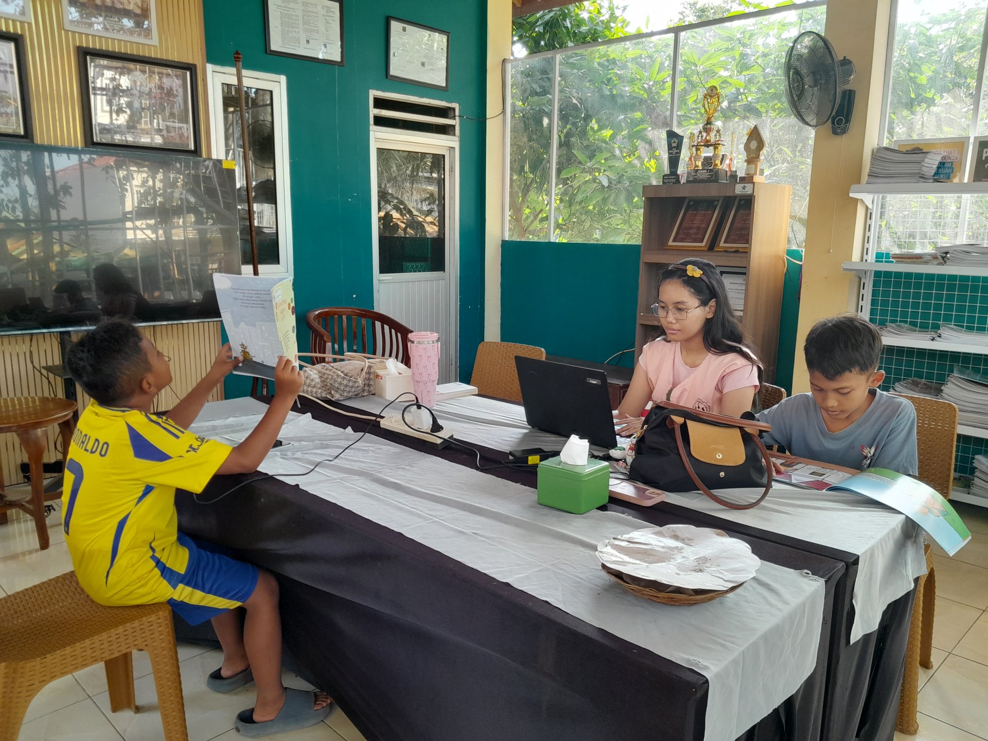 Piket Pelayanan Perpustakaan dan Rapat Bersama Tokoh Masyarakat Terkait Lomba