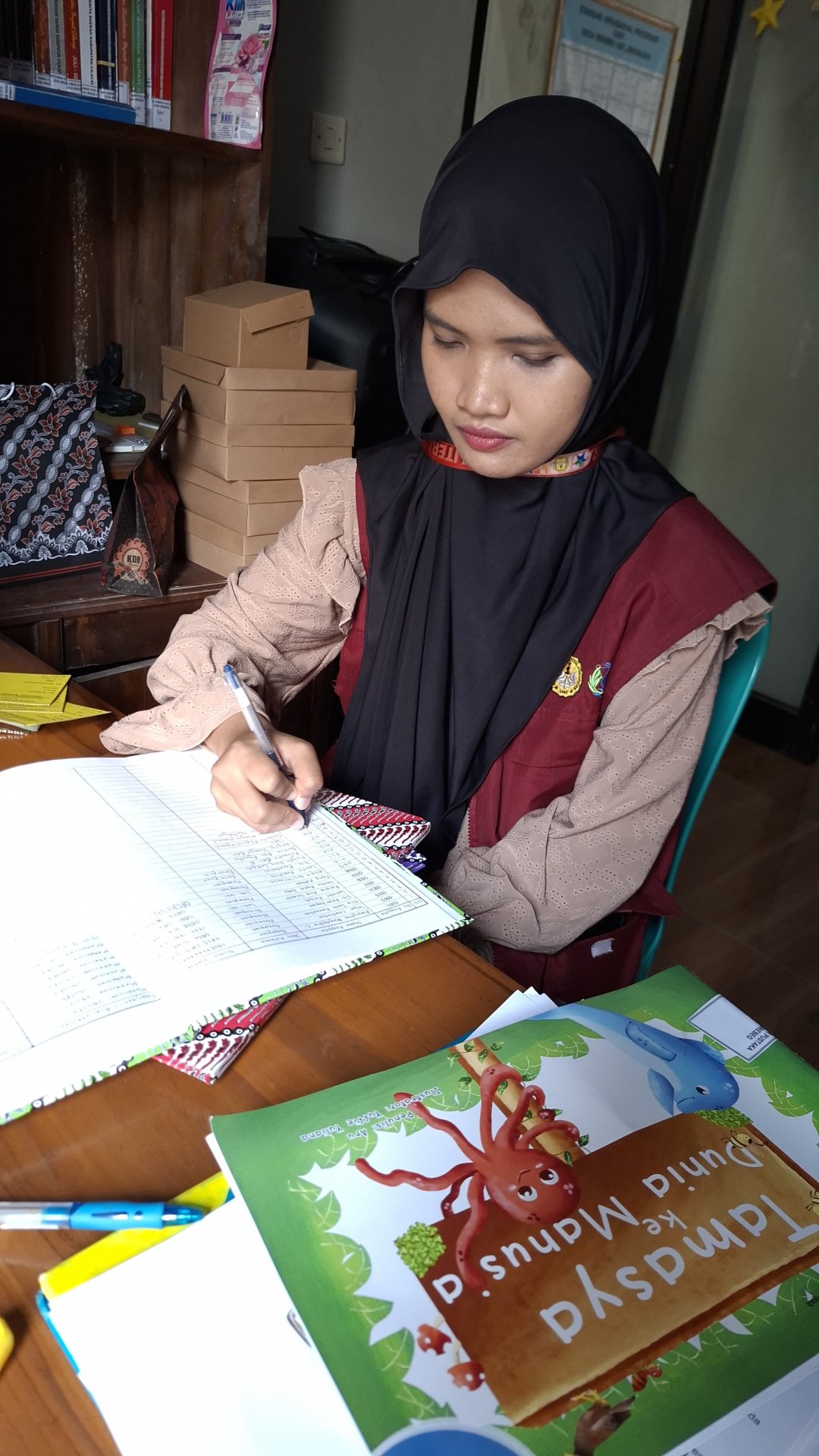 MEMBANTU LAYANAN PERPUSTAKAAN DAN DISKUSI INTERNAL PERSIAPAN PROGRAM KERJA