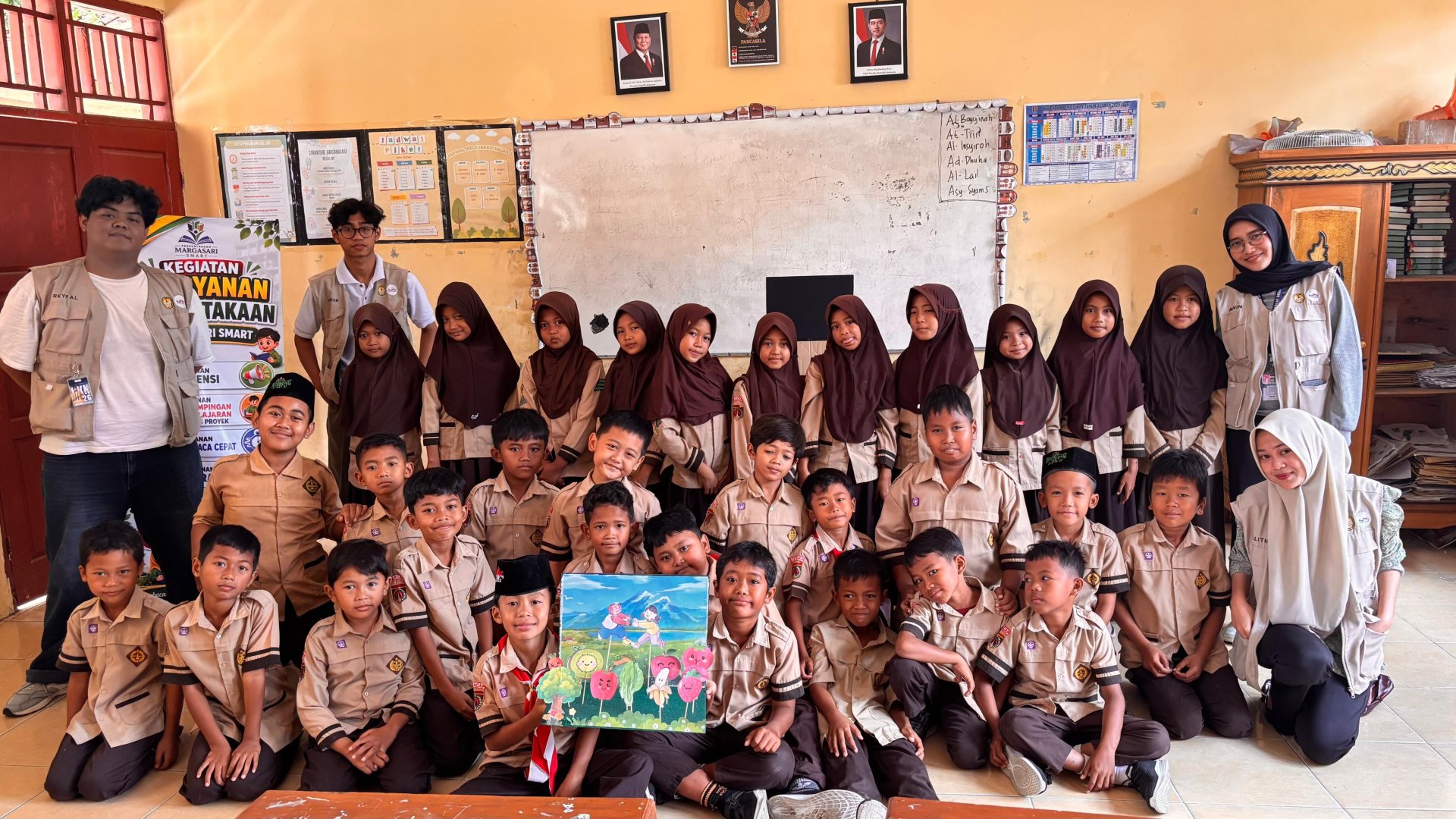 KKN Literasi Ajak Siswa Berkarya melalui Mading 3D Berbasis Bahan Bacaan