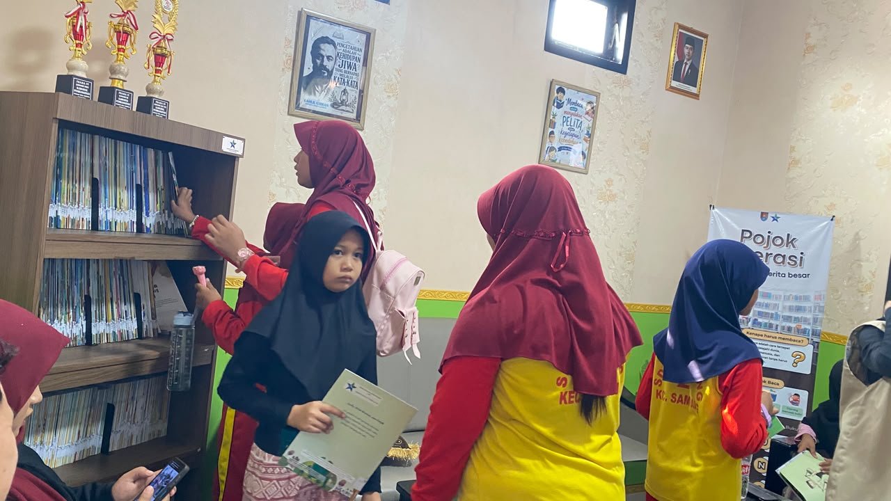 Kunjungan Literasi Murid Sekolah Dasar ke Perpustakaan Desa, Persiapan Program Menulis Cerita Berbasis Isi Buku Bacaan, Evaluasi, dan Amplifikasi KKN Literasi Desa Sampang