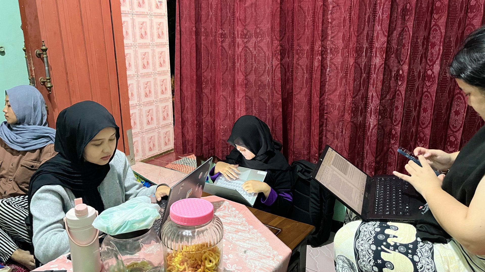Evaluasi Capaian Program, Penyusunan Draf Publikasi, dan Pembagian Tugas Laporan Akhir Tim KKN Tematik Literasi UNSOED