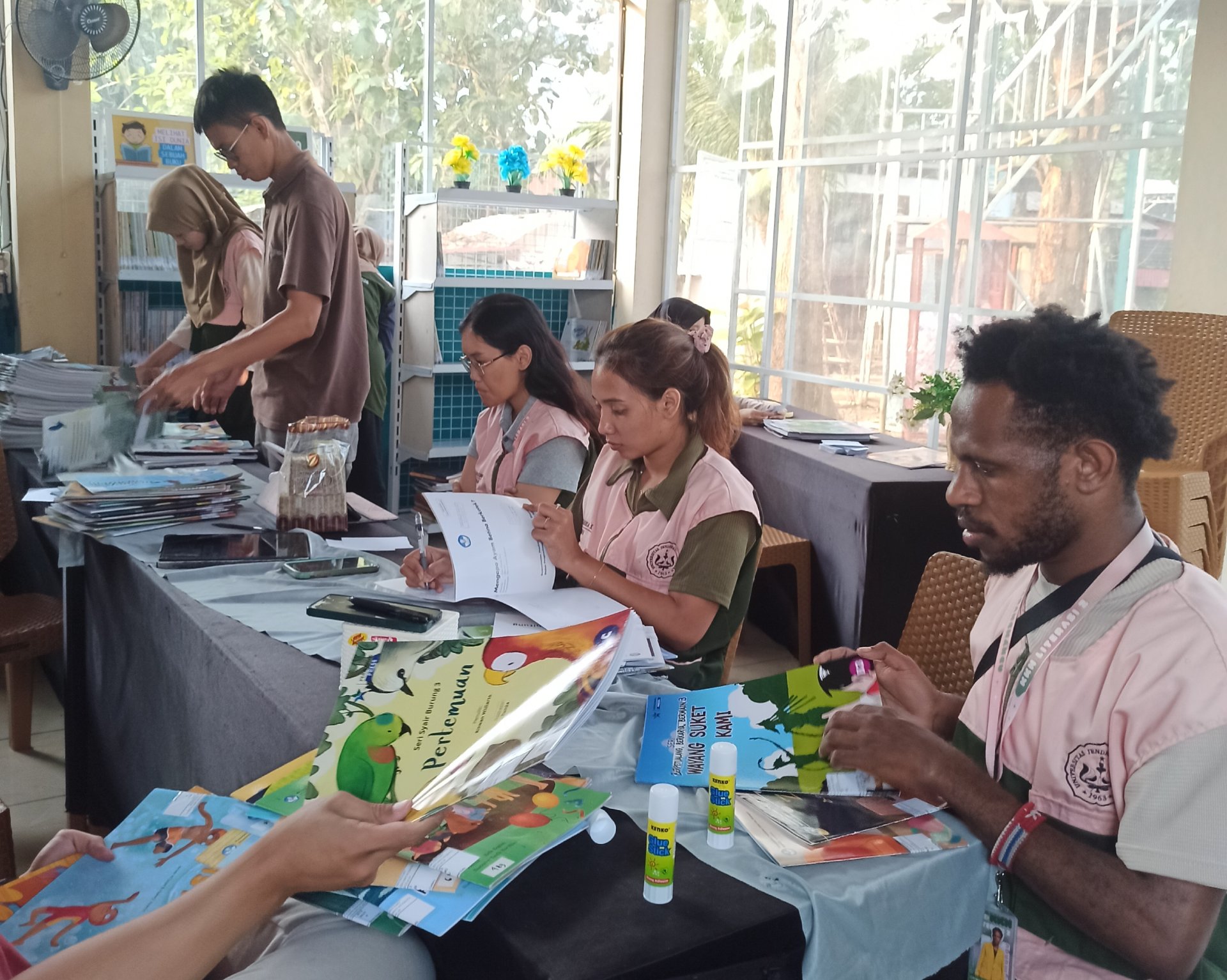 Penyusunan Bahan Buku Bacaan, Pembuatan Kartu Peminjaman Buku, dan Piket Pelayanan Perpustakaan di Perpustakaan Wanarata