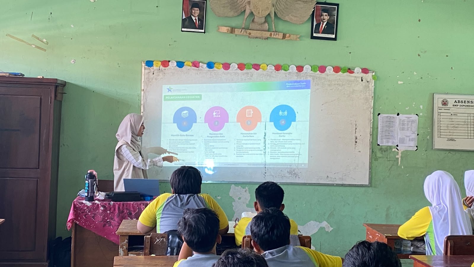 Menulis Cerita Berbasis Buku Bacaan di SMPN 1 Sampang dan SMP Diponegoro Sampang, Piket Pelayanan Desa, Evaluasi, dan Amplifikasi Program KKN Literasi Desa Sampang