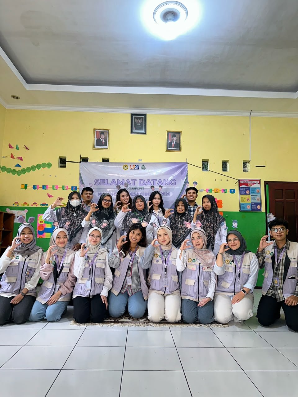 Sosialisasi dan Eksperimen Gunung Meletus di RA Diponegoro Desa Ciberem