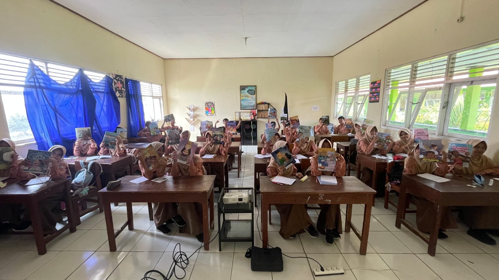 Menulis Cerita Berbasis Buku Bacaan di SMPN 1 Sampang dan SMP Diponegoro Sampang, Piket Pelayanan Desa, Rapat Koordinasi Lomba Mewarnai Tinngkat PAUD/TK Se-Desa Sampang, Persiapan Lomba Menulis, Evaluasi, dan Amplifikasi Program KKN Literasi Desa Sampang