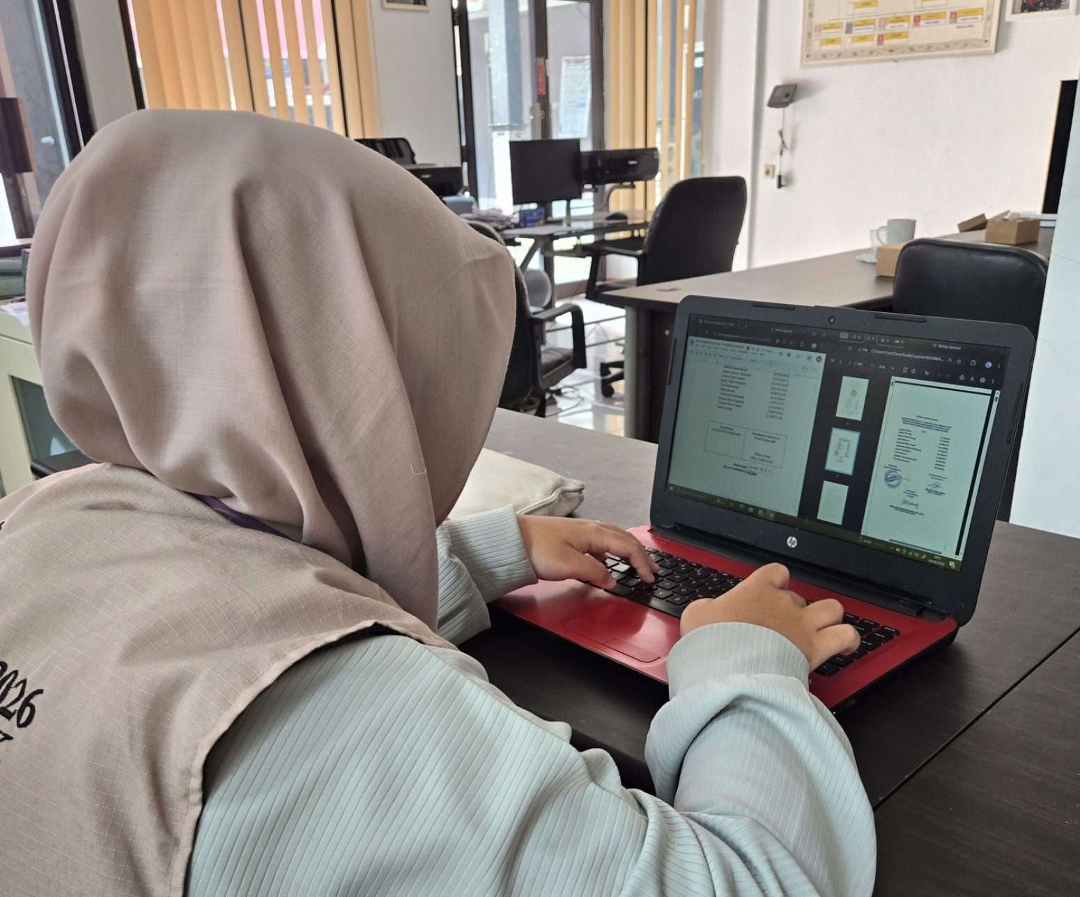 LENTERA DESA merupakan program kerja yang bertujuan untuk mendukung peningkatan kualitas pelayanan administrasi di kantor desa. Program ini dilakukan dengan piket harian yang diharapkan dapat membantu penataan administrasi, penyusunan arsip, serta pembuat