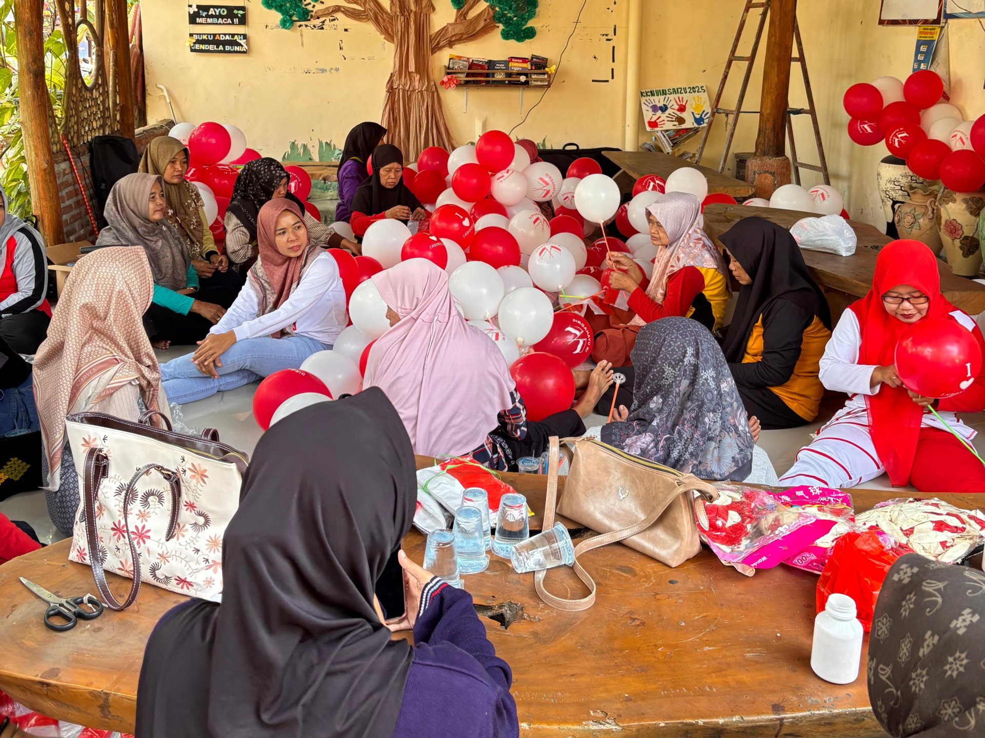 Kelompok 47 KKN Literasi dan Ibu-Ibu PKK Siapkan Posyandu Gabungan Desa Margasari