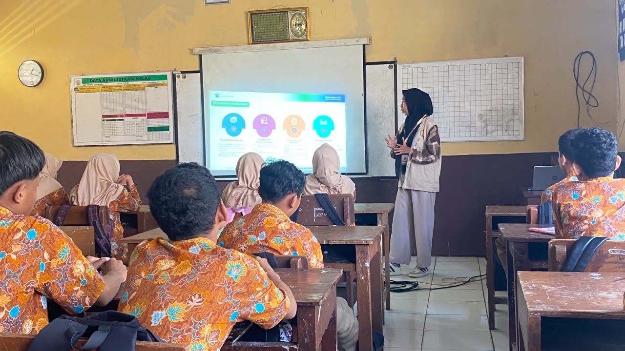 Menulis Cerita Berbasis Buku Bacaan, Persiapan Lomba Mewarnai dan Lomba Menulis, Piket Pelayanan Desa, Evaluasi, dan Amplifikasi Program KKN Literasi Desa Sampang