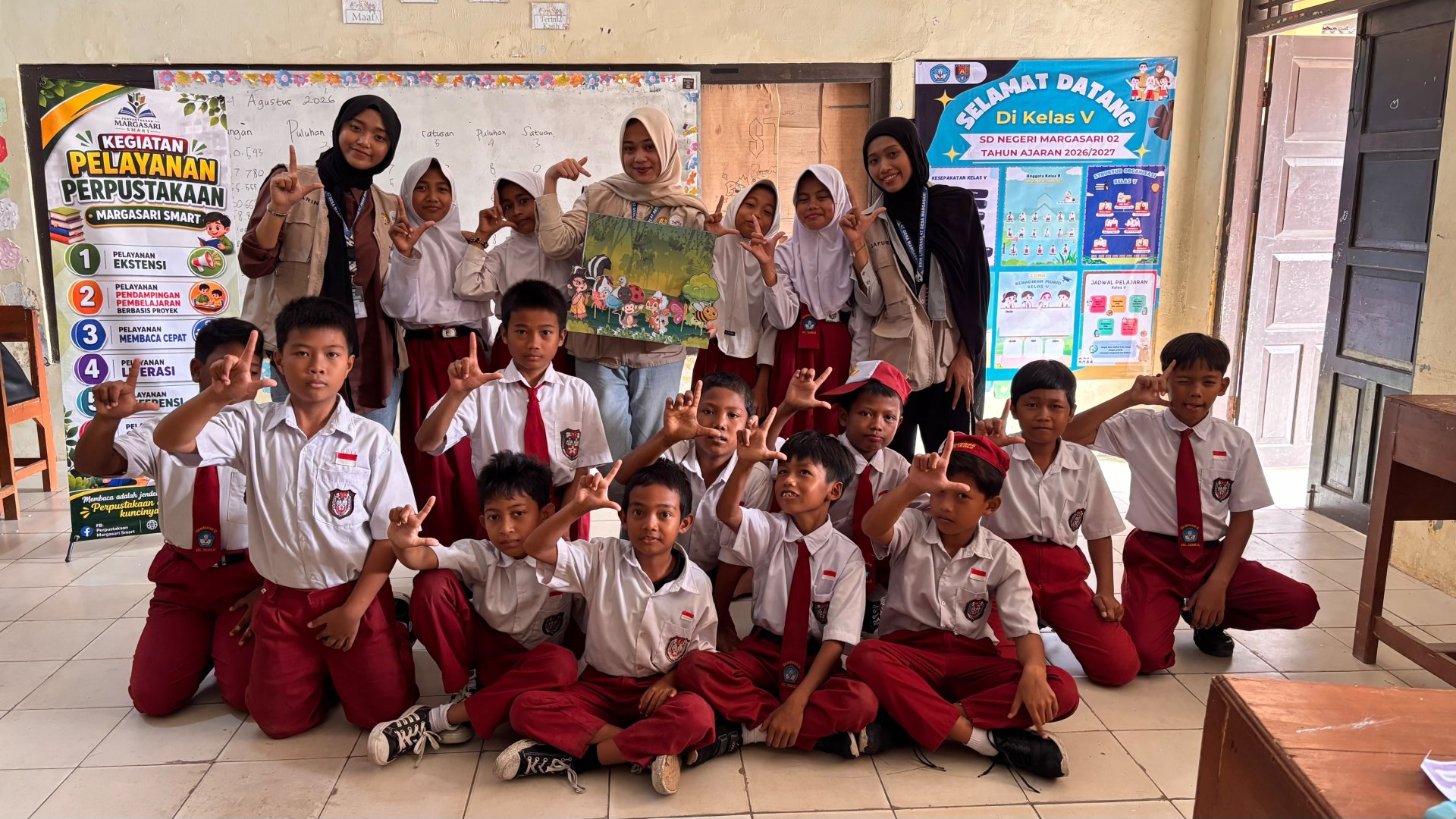 Siswa SDN Margasari 02 Tuangkan Isi Buku dalam Mading 3D