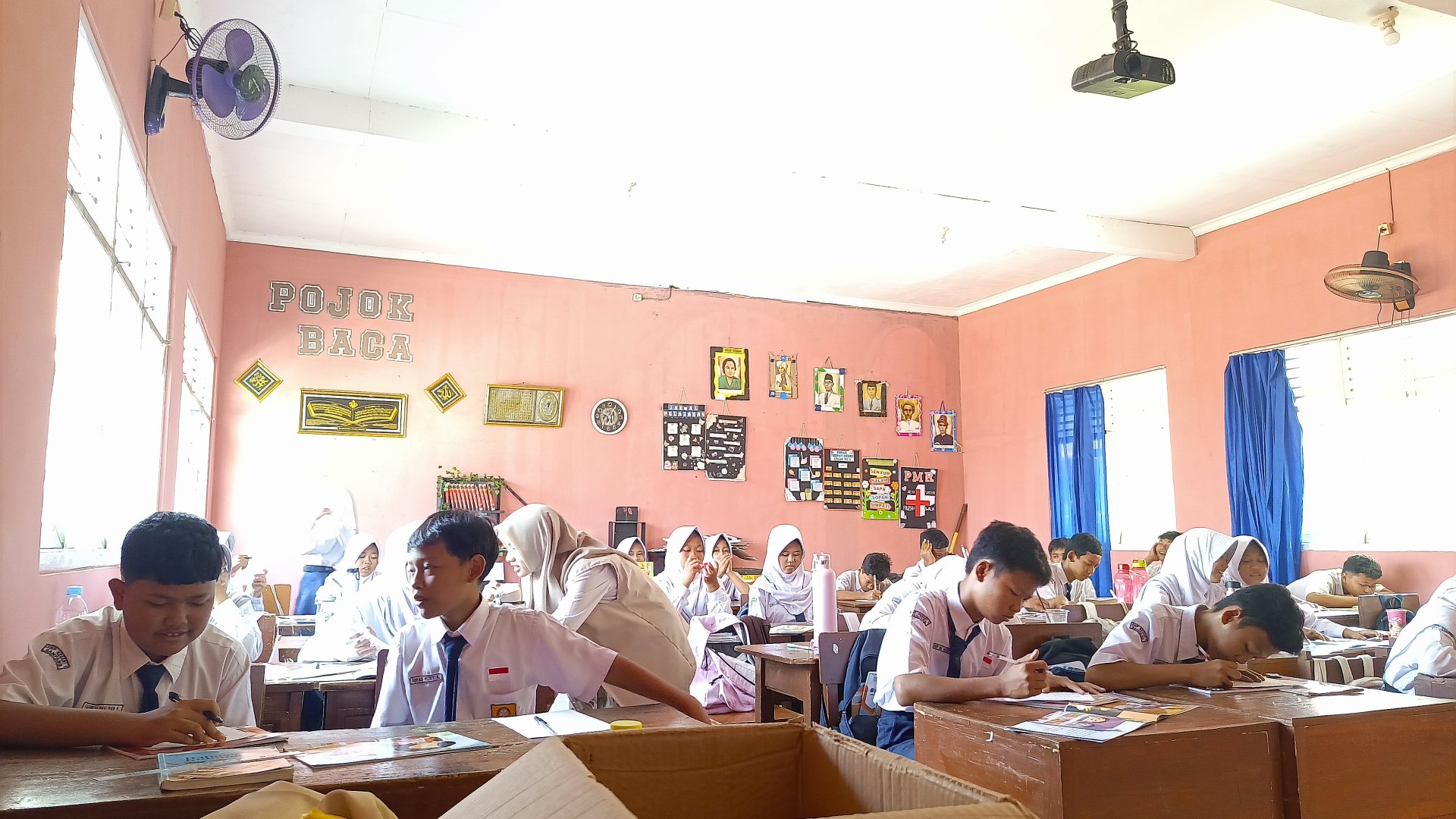 Menulis Cerita Berbasis Buku Bacaan di SMPN 1 Sampang, Lomba Mewarnai Tingkat PAUD/TK se-Desa Sampang, Persiapan Lomba Menulis, Evaluasi, dan Amplifikasi Program KKN Literasi Desa Sampang