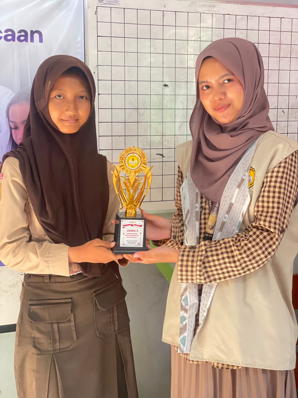 Menulis Cerita Berbasis Buku Bacaan, Apresiasi Literasi, Pengisian Survei Laporan Kegiatan, Evaluasi, dan Amplifikasi KKN Literasi Desa Sampang