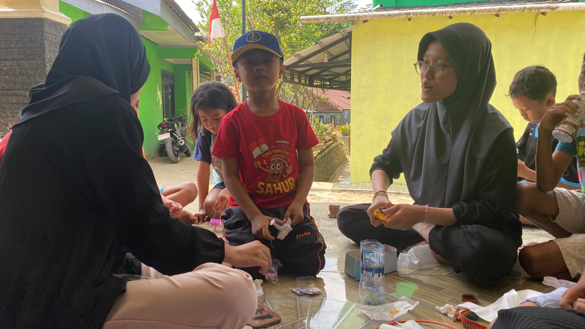 Kerajinan Botol Bekas serta Penyusunan Laporan KKN dan Artikel