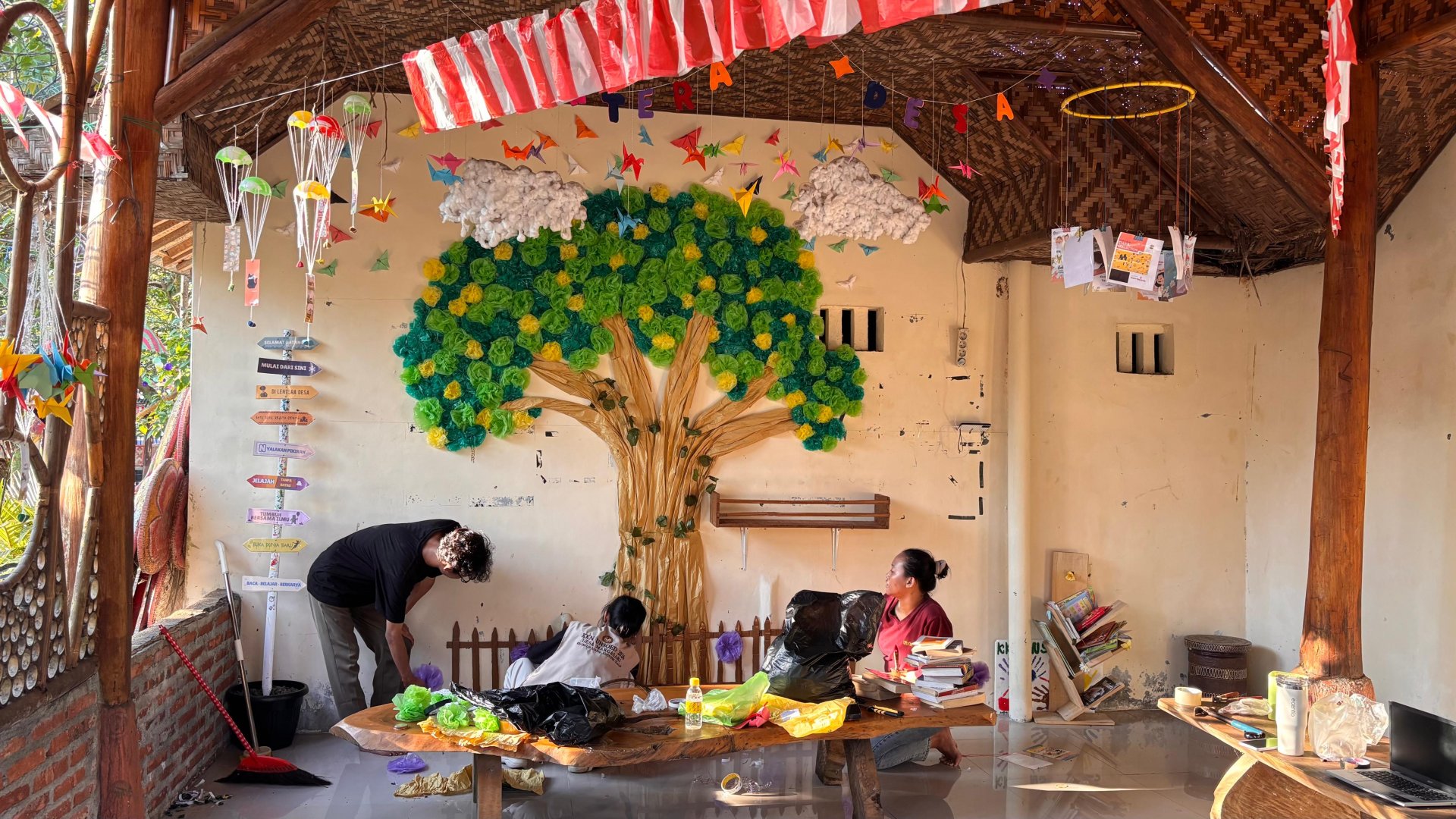 Kelompok 47 KKN Literasi Lanjutkan Penataan Lentera Desa dan Perawatan Koleksi Perpustakaan