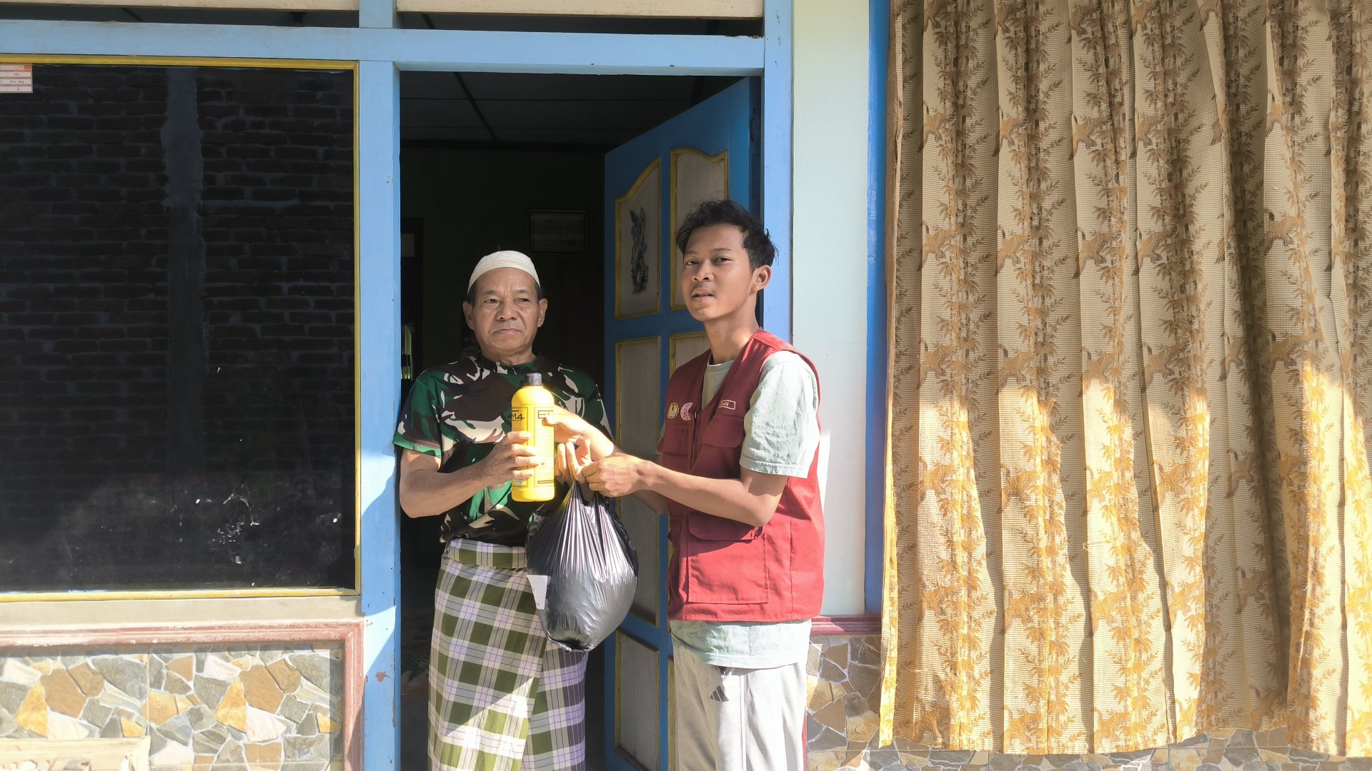 Pembagian Pupuk Organik Padat dari Kotoran Sapi