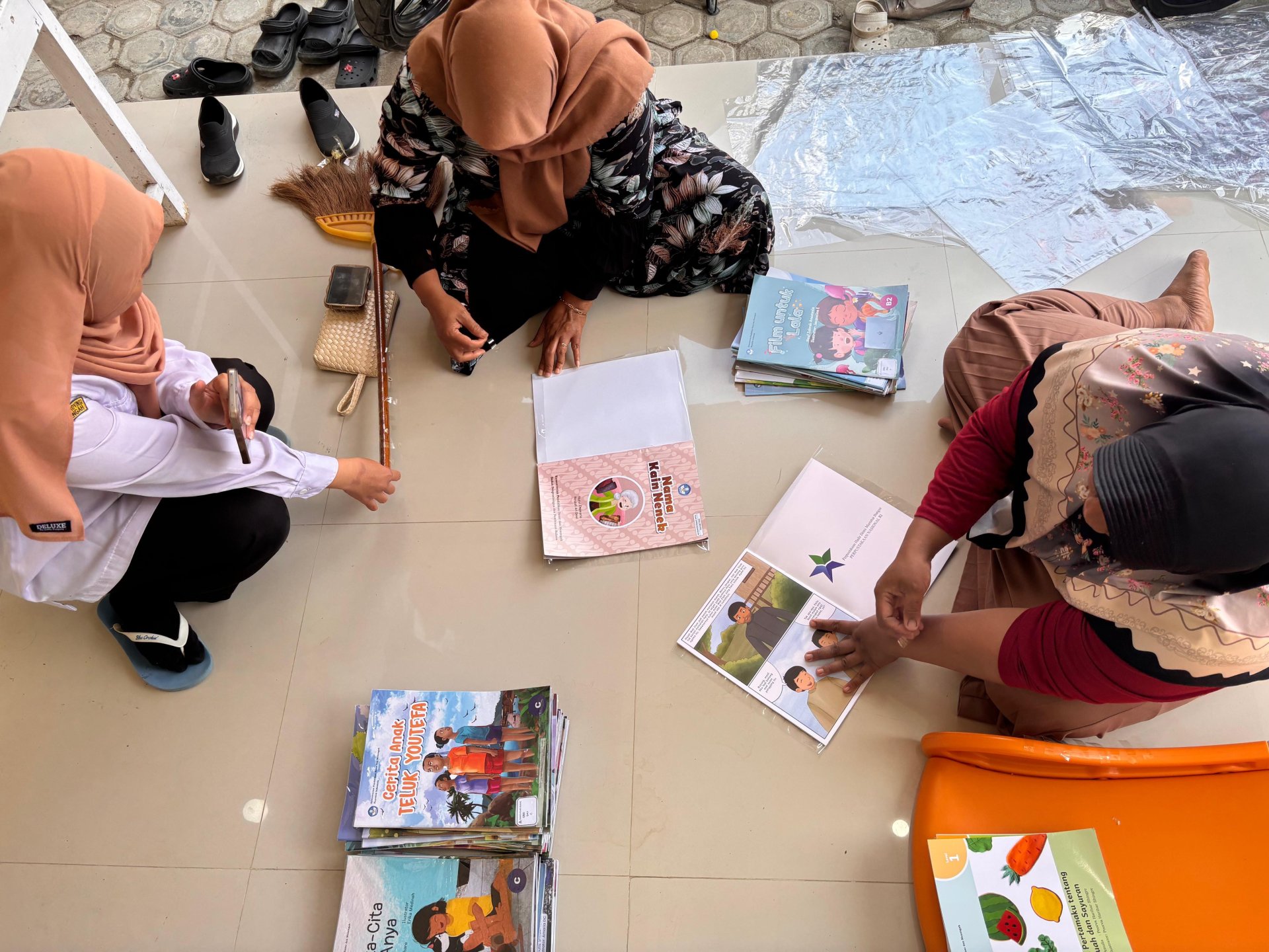 Kolaborasi KKN Literasi dan Pengurus Perpustakaan Margasari Smart dalam Perawatan Koleksi Buku Bacaan