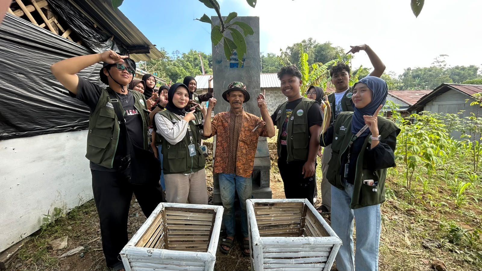 Pembuatan Rocket Stove dan Pengadaan Tempat Sampah Pilah sebagai Upaya Pengelolaan Sampah Berkelanjutan di Desa Siremeng