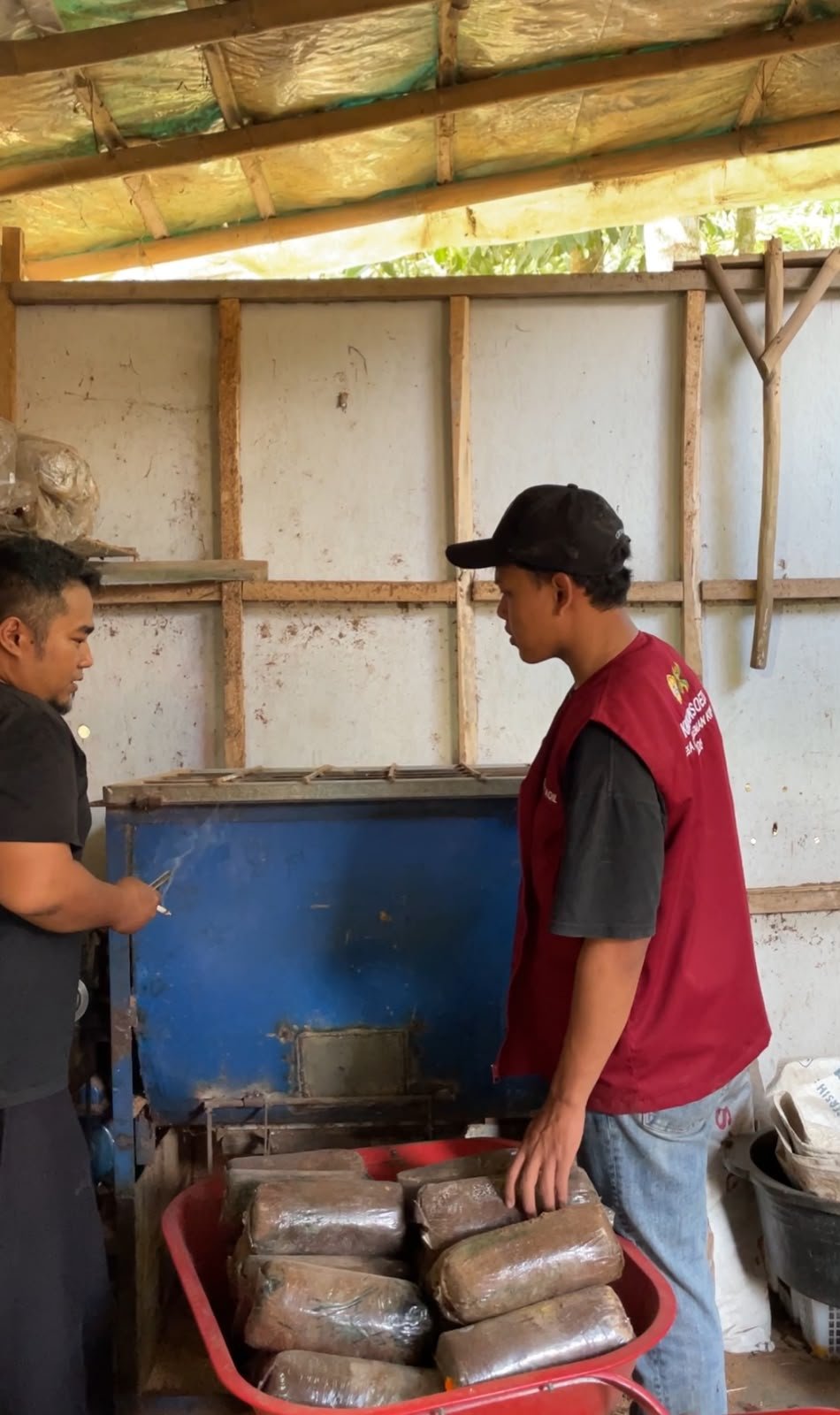 Pembuatan Baglog UMKM Jamur