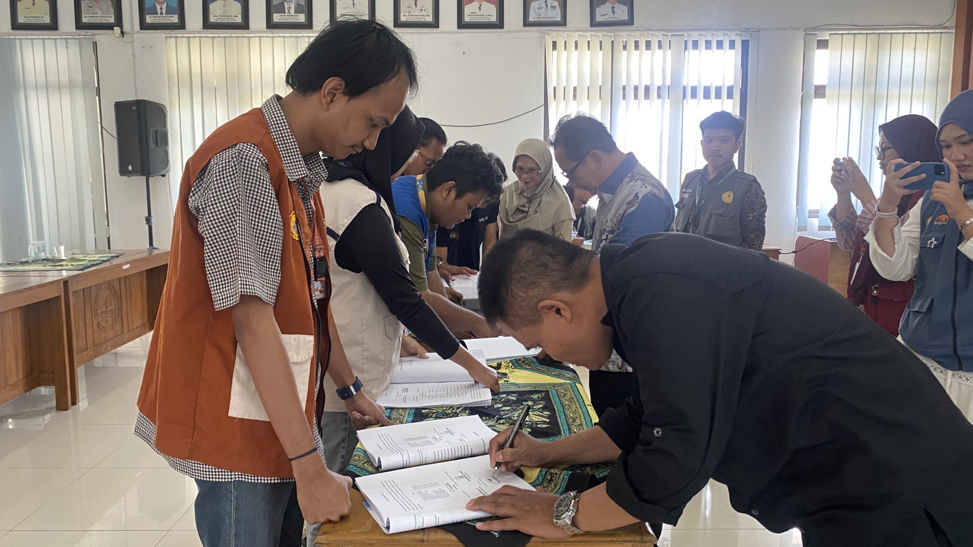 Penandatanganan dan Penyerahan Buku Destana